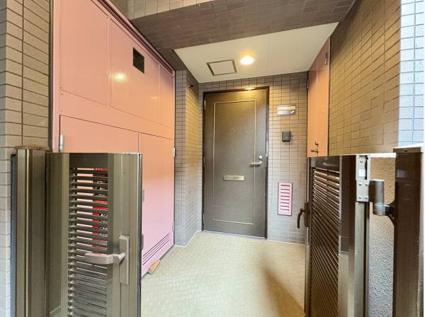 プライバシー空間が確保された玄関ポーチ