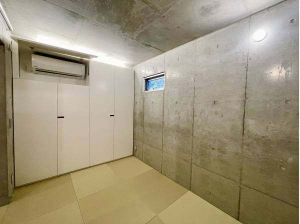 エアコン備わる半地下室が2部屋ございます