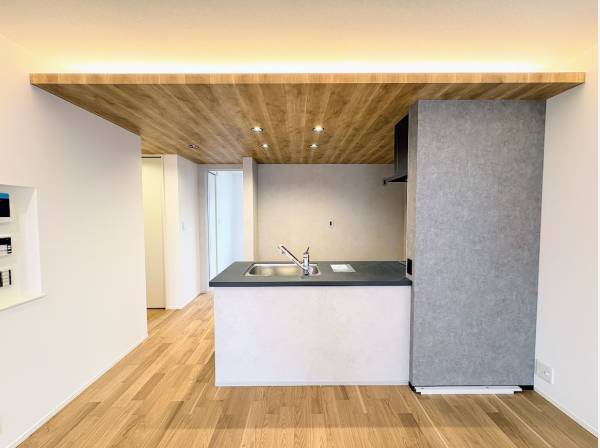 木目天井がおしゃれな対面式キッチン