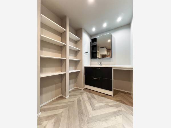 ゆとりあるパウダールームはリネンスペースも大容量