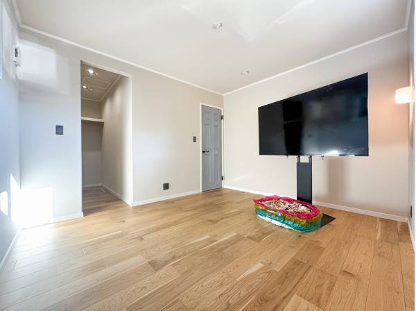 アンティークな造作建具など細部までこだわりを感じます