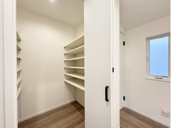 階段上ってすぐに収納スペースもございます♪