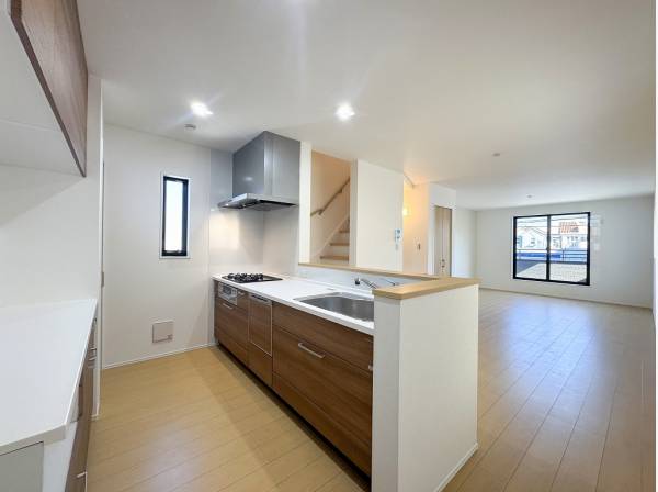 家族間の会話が行き交う対面式キッチンやリビングイン階段