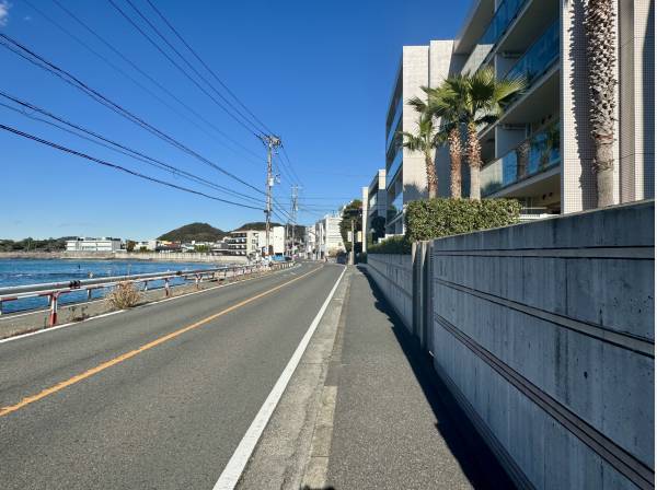 海岸線に沿って続く穏やかなロケーション。