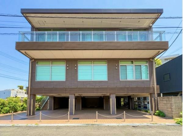 複数台駐車可能なピロティと、堂々とした佇まいの外観