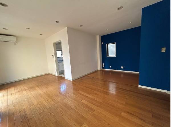 LDKはゆとりある空間、ブルーのクロスが湘南らしくて素敵！