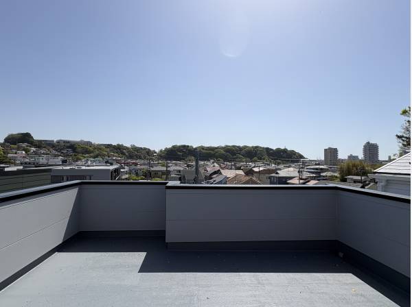 街並み、青空に緑を望むプライベートバルコニー