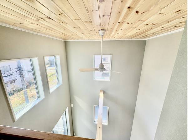 吹き抜けには窓が沢山あり、明るいです。