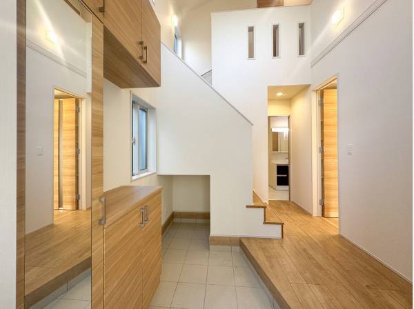 木漏れ日注ぐ玄関 階段下の収納スペースも嬉しいポイント