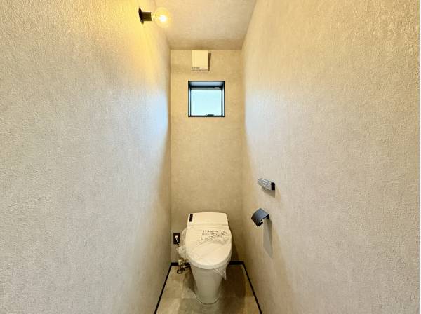 クロス照明がお洒落なトイレ