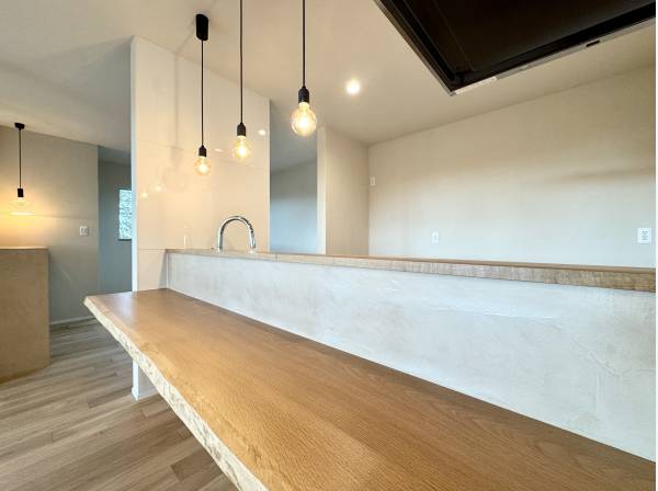 一枚板を採用したカウンター