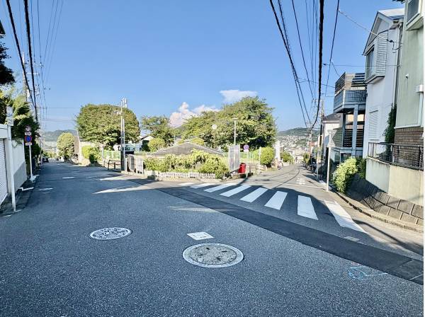 斜め前がバス停です！