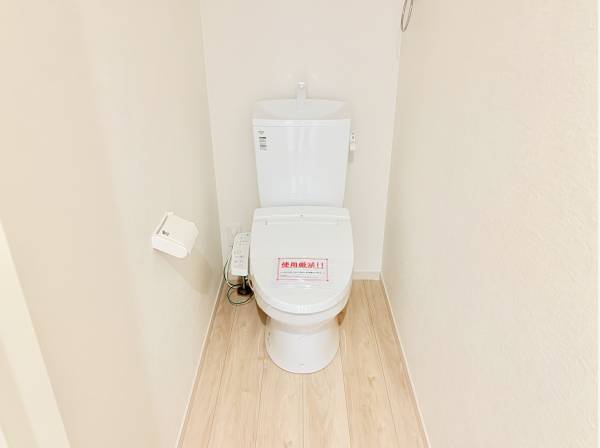 清潔感あふれる白で統一されたレストルーム