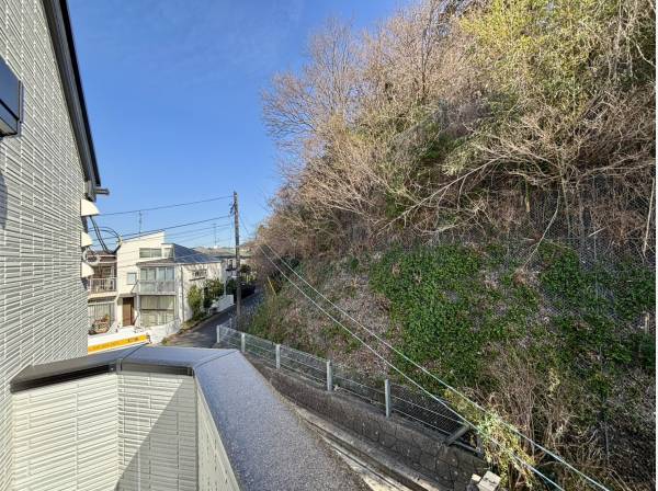 バルコニーからは緑を感じられます。