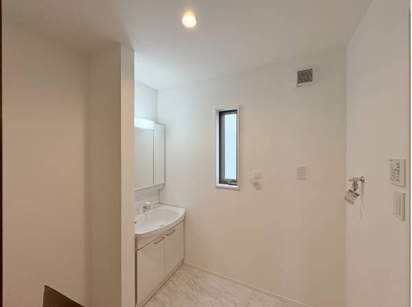 一階玄関すぐにある洗面所