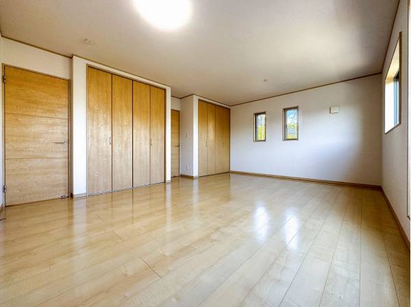 扉と収納が2ヵ所あるお部屋は間仕切りををして2部屋にするのも◎