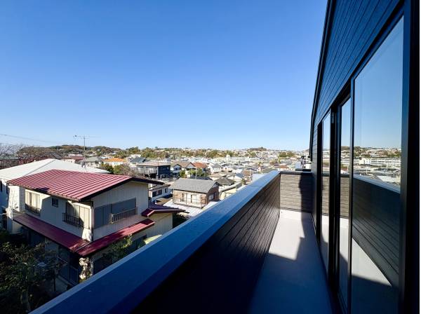 住宅裏手のバルコニーからは鎌倉の自然や街並みを眺望できます