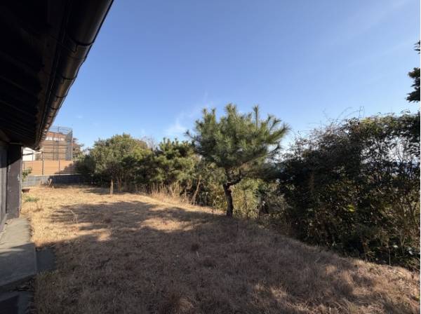 ゆったりしたお庭から海が望めます。