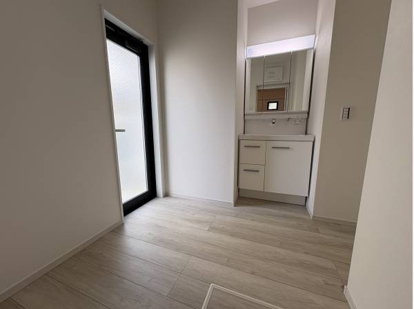 洗面所から勝手口で裏庭に出られますよ！