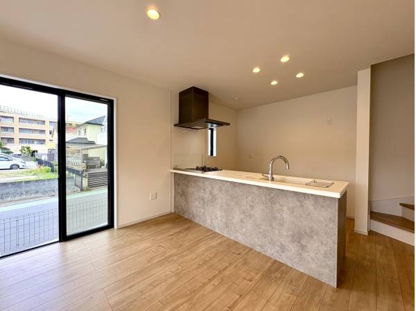 キッチンの存在感が空間を引き締め暮らしの中心を感じさせます