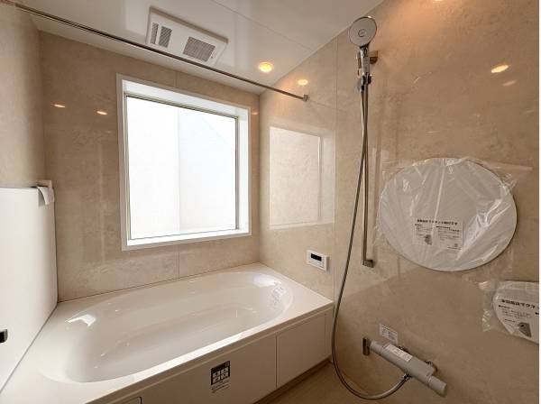 中庭を見下ろす優雅なバスルーム