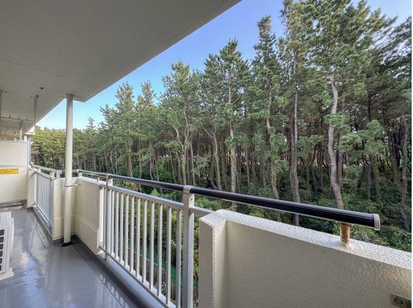 2部屋に跨るワイドバルコニーはお洗濯物もたくさん干せます