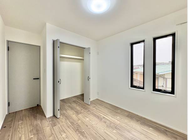 各居室には十分なサイズのクローゼットを完備