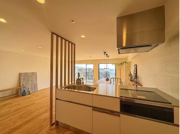 キッチンからも海、緑を望めますね。鳥の様な視線の高さが気持ちいい。