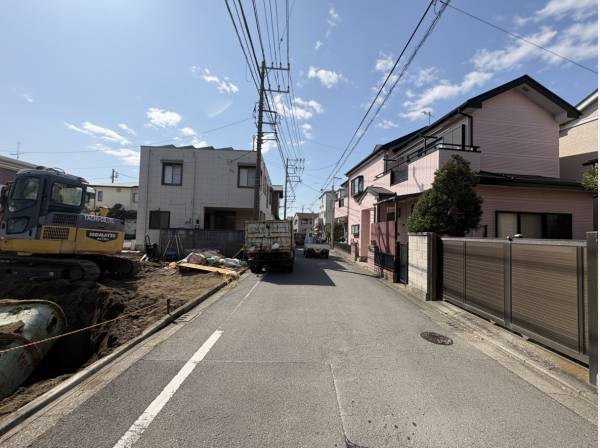 前面道路約５ｍと大きな車でのアプローチも安心