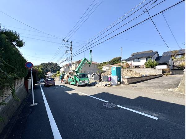 落ち着いた住宅街に佇む、新築邸宅の建築地