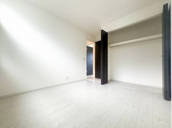 陽当たりの良いベッドルームは壁一面のクローゼットが魅力的