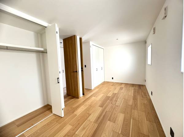 洋室９帖は分割可能な設計各々の収納と窓を確保しています。