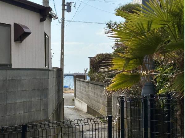 海までは小道ですぐ