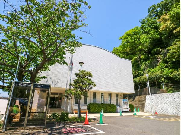 葉山町立図書館まで徒歩6分(約400ｍ)