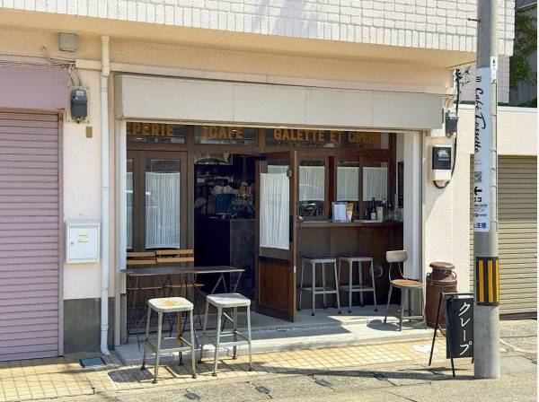 同じ建物のお隣にクレープ屋さんらしきお店も。