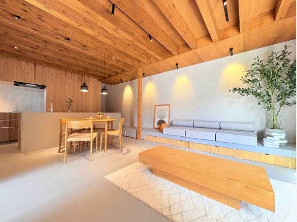 あらわしの天井梁が印象的な、北欧山小屋風の寛ぎ空間