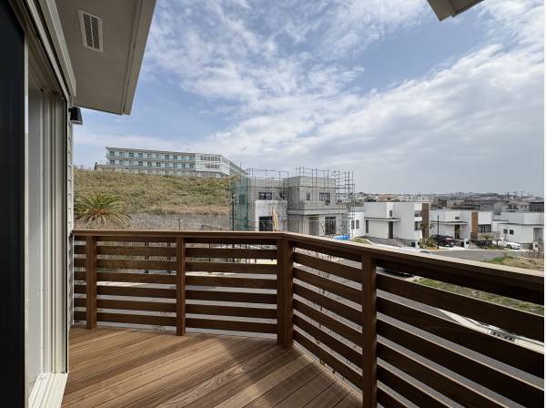 空と海どちらも一望できるウッドデッキ