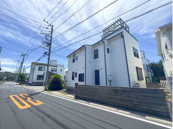 ルーフバルコニーにはバーゴラが見えます。