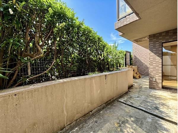 1階住戸ならではのテラスから青い空を望みます