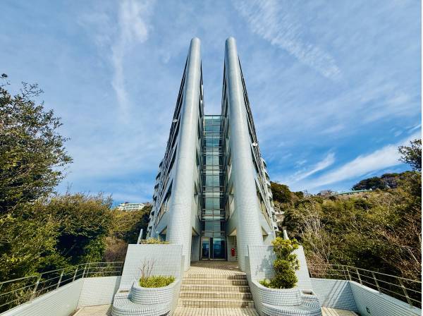 船首を彷彿とさせるシャープな造形美が目を引くレジデンス