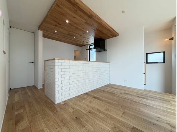 タイル張りのキッチン腰壁