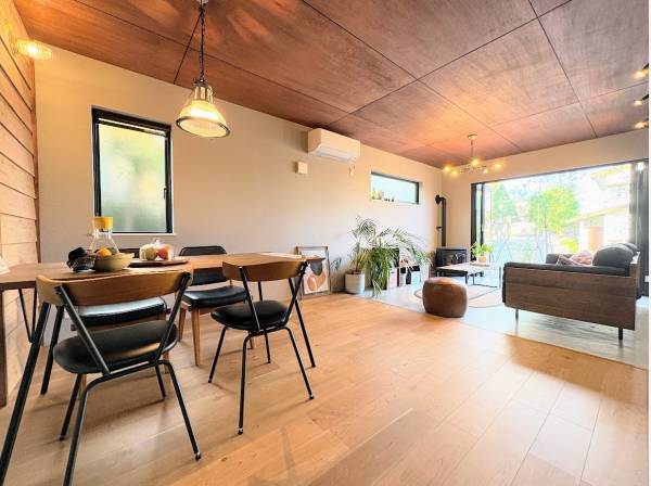 大きな窓から心地よい風と光が入ってきます