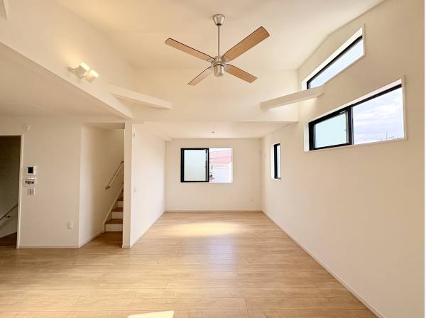 高窓から光がよく入る。明るく暖かいLDK