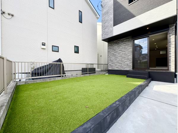 リビングからはガーデンスペースに出入りが可能