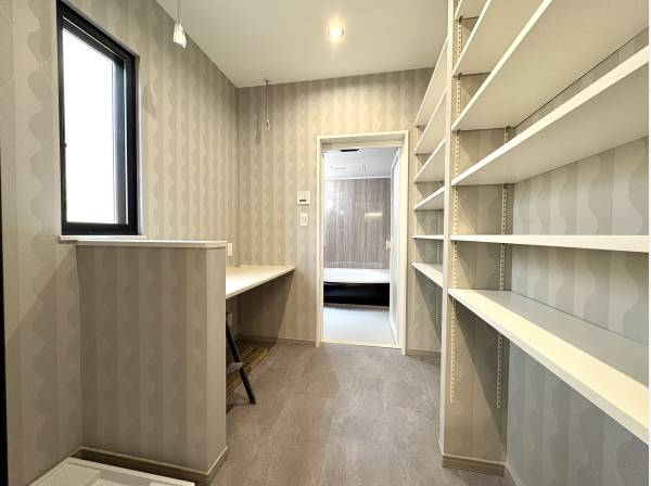 ゆったりとした脱衣スペースは収納もたっぷり