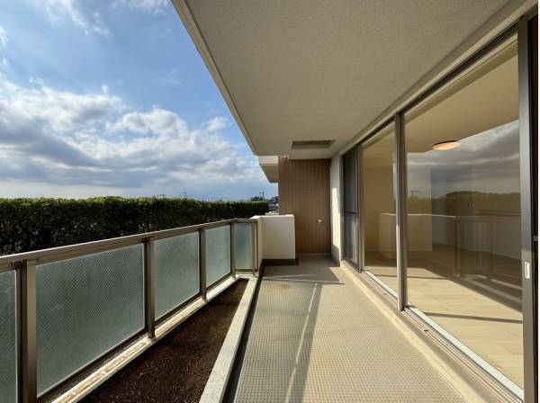 テラスは広くゆったりとした時間を過ごせます