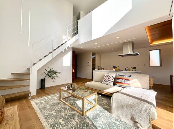 開放的なリビングは吹き抜け空間、シーリングファンが優雅に回ります。