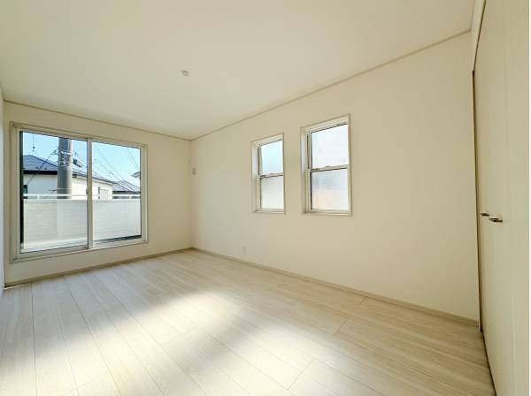 小窓から朝日が入り朝は気持ちよく起床できます