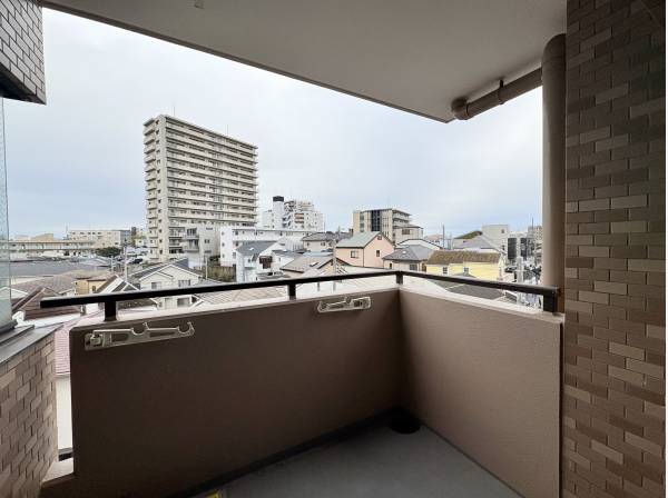 広々としたバルコニー茅ヶ崎の街並みを眺めることができます