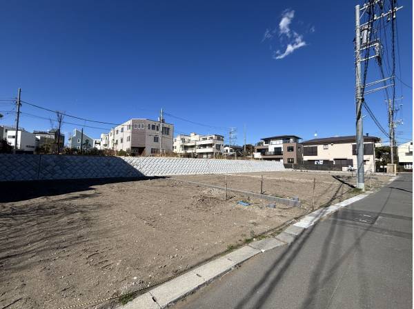 南東道路に面した土地は燦々と陽が降り注ぎます